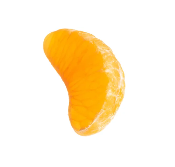 Frische saftige Mandarine Segment isoliert auf weiß — Stockfoto