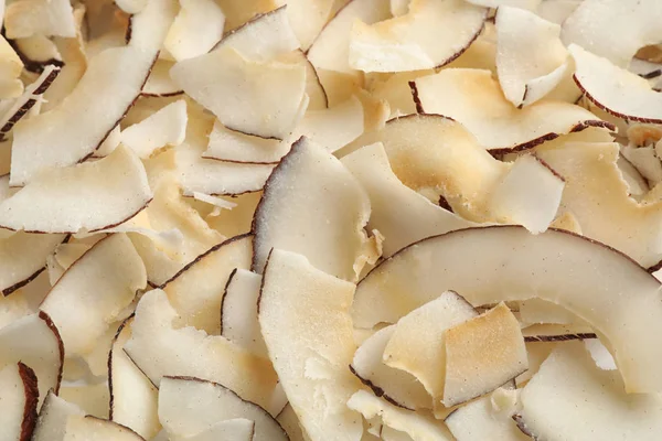 Вкусные свежие кокосовые чипсы в качестве фона, крупным планом — стоковое фото