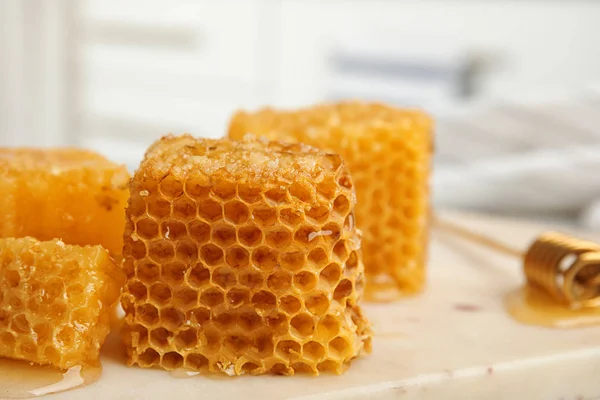 Färska Läckra Honeycombs Vit Bräda Närbild — Stockfoto