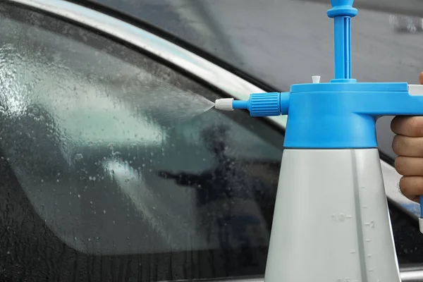 Trabajador Rociando Agua Ventana Del Coche Antes Teñir Taller Primer —  Fotos de Stock