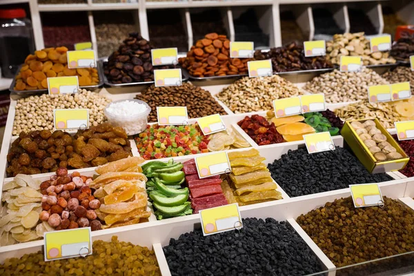 Toptan pazarda kurutulmuş meyve ve fındık çeşitleri.