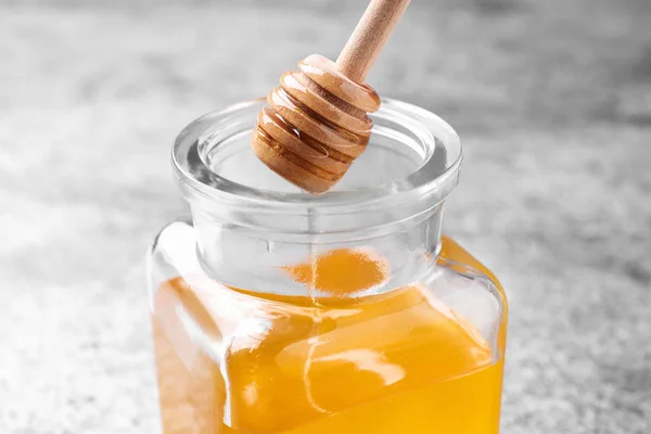 Droppar Välsmakande Honung Från Dipper Glas Bordet Närbild — Stockfoto