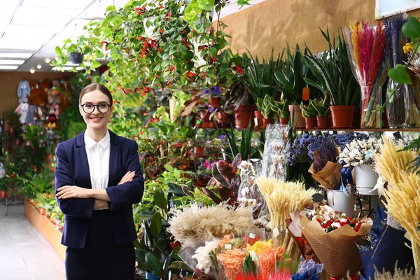 Retrato de empresaria femenina en floristería — Foto de Stock