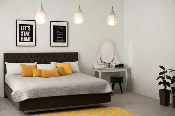 Elegante interior de la habitación con cama grande y cómoda — Foto de Stock