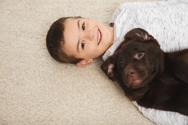 Petit garçon avec chien couché sur le sol, vue de dessus — Photo