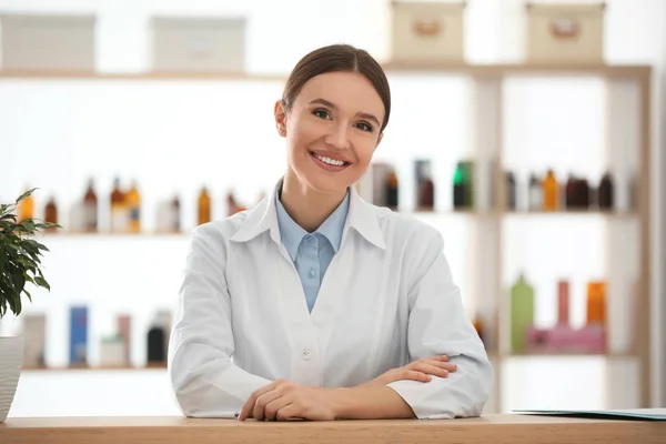 Portrét šťastné lékárnice v lékárně — Stock fotografie
