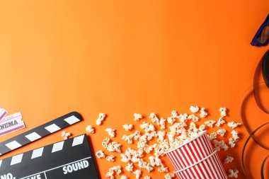 Turuncu arka planda alçıpan ve sinema biletleriyle düz kompozisyon, metin için boşluk