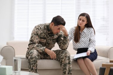 Psikoterapist, erkek ordu subayıyla birlikte çalışıyor.