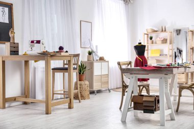 Moda tasarımcısının atölyedeki iş yeri. Yeni kıyafetler oluşturuluyor