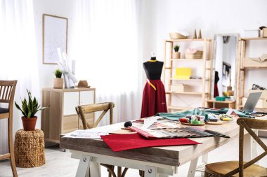 Moda tasarımcısının atölyedeki iş yeri. Yeni kıyafetler oluşturuluyor