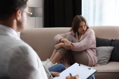 Ofiste hastayla çalışan profesyonel psikoterapist.