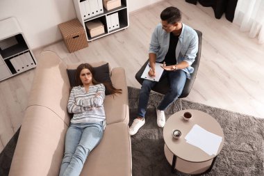 Ofiste hastayla çalışan profesyonel psikoterapist.