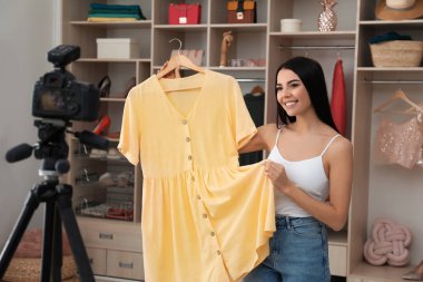 Moda blogcusu odada yeni video kaydediyor