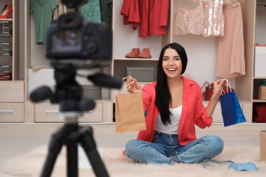 Moda blogcusu odada yeni video kaydediyor