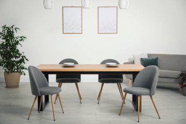 Modern oda içinde şık ahşap masa.