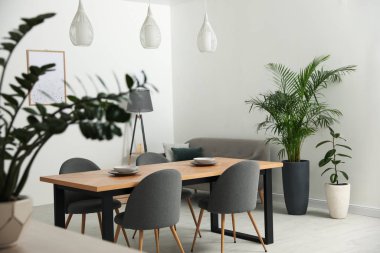 Modern oda içinde şık ahşap masa.