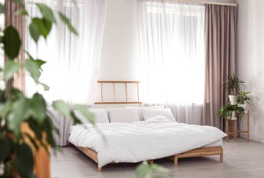 Geniş yataklı, modern bir oda.