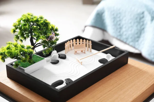 Piękny miniaturowy ogród zen na drewnianym stole wewnątrz — Zdjęcie stockowe