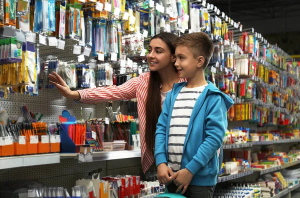 Petit Garçon Avec Mère Qui Choisit Papeterie Scolaire Supermarché — Photo