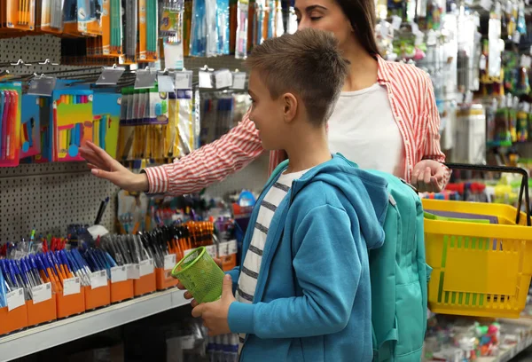 Petit Garçon Avec Mère Qui Choisit Papeterie Scolaire Supermarché — Photo