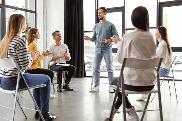 Psychotherapeut Werkt Met Patiënten Groepstherapie Sessie Binnen — Stockfoto