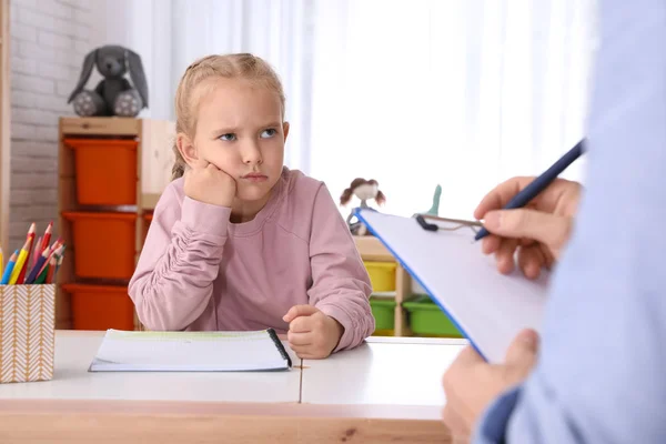 Девочка на приеме у детского психотерапевта в помещении — стоковое фото