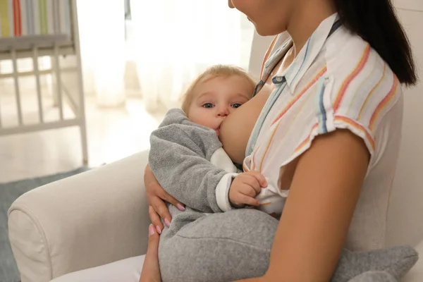 Mujer amamantando a su pequeño bebé en casa —  Fotos de Stock