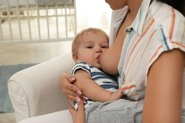 집에서 아기에게 젖을 먹이는 여자 — 스톡 사진
