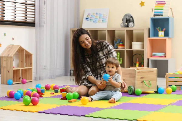 Giovane Tata Piccolo Bambino Carino Che Gioca Con Giocattoli Casa — Foto Stock