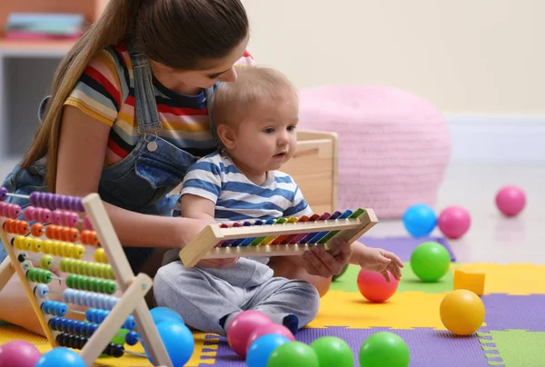 Teenie-Kindermädchen und süßes kleines Baby spielen zu Hause mit Xylophon — Stockfoto