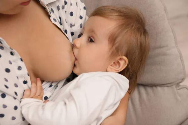 Vrouw borstvoeding haar kleine baby thuis, close-up — Stockfoto