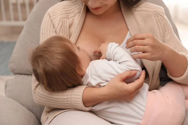 Mulher Amamentando Seu Bebê Casa — Fotografia de Stock