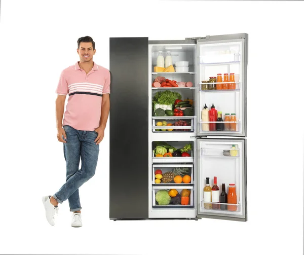 Buzdolabının Yanındaki Adam Beyaz Arkaplanda — Stok fotoğraf