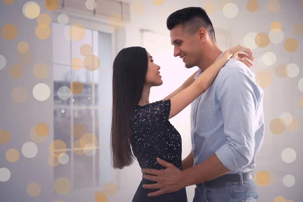 Adorável jovem casal dançando juntos no salão de baile — Fotografia de Stock