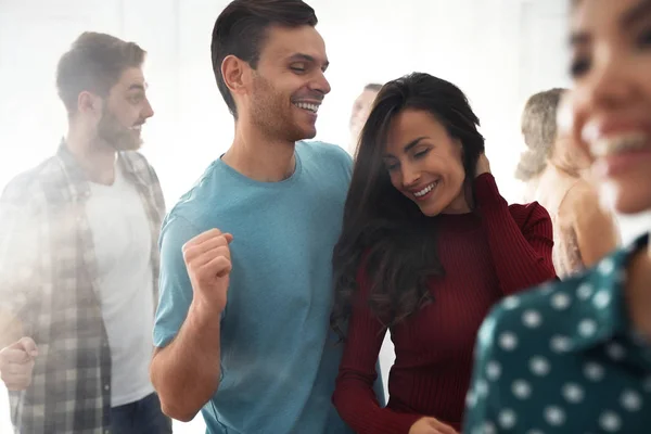 Adorável jovem casal dançando juntos na festa — Fotografia de Stock