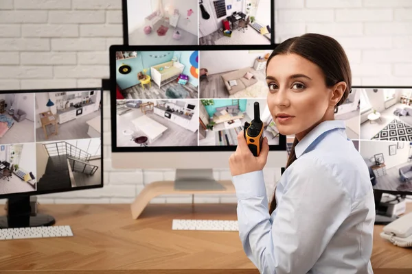 Gardienne Sécurité Avec Émetteur Portable Sur Lieu Travail — Photo