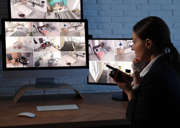 Vrouwelijke Bewaker Met Draagbare Zender Het Werk — Stockfoto