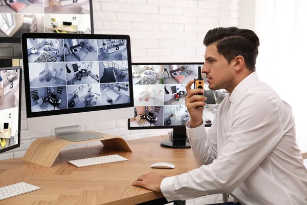 Mannelijke Bewaker Met Draagbare Zender Werkplek — Stockfoto