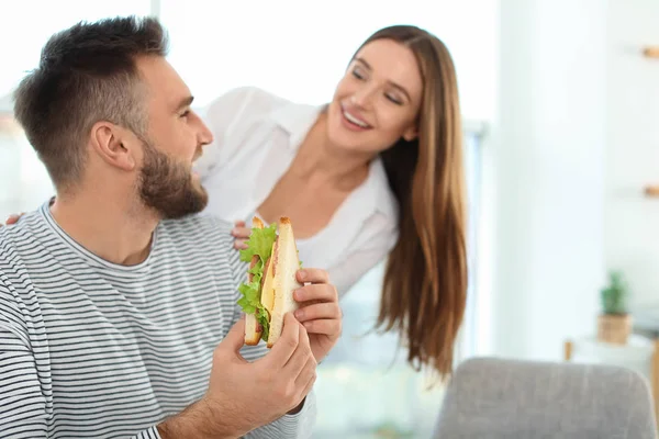 Mutlu çift evde sandviçle kahvaltı yapıyor. — Stok fotoğraf