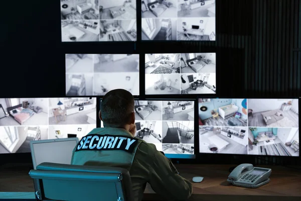 Ochroniarz monitoruje nowoczesne kamery Cctv w biurze — Zdjęcie stockowe