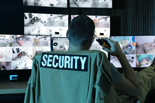 Φρουρός ασφαλείας με φορητό πομπό παρακολούθησης σύγχρονο Cctv — Φωτογραφία Αρχείου