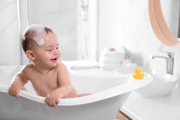 Niedliches Kleines Baby Der Badewanne Hause — Stockfoto