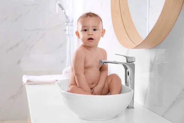 可爱的小宝宝在家里的浴室里玩耍 — 图库照片