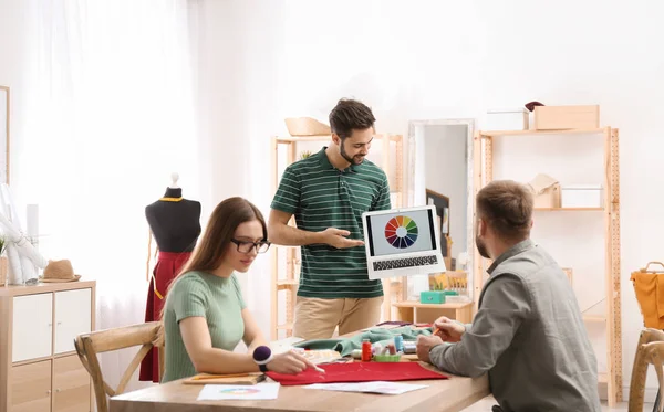 Diseñadores de moda creando ropa nueva en el estudio — Foto de Stock