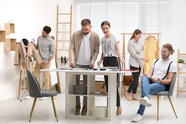 Diseñadores de moda creando ropa nueva en el estudio —  Fotos de Stock