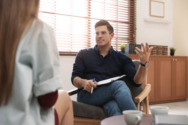 Professionele psychotherapeut werkt met patiënt in kantoor — Stockfoto