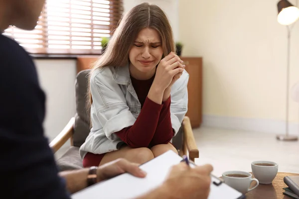 Professionele psychotherapeut werkt met patiënt in kantoor — Stockfoto