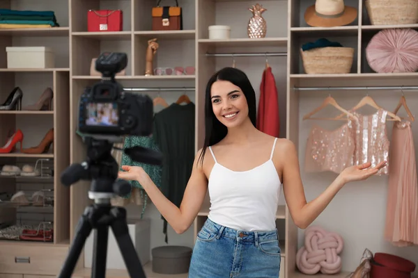 Blogueiro Moda Gravando Novo Vídeo Quarto — Fotografia de Stock