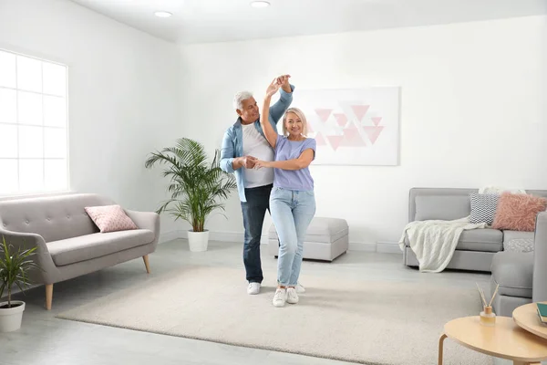 Glücklich Reifes Paar Tanzen Zusammen Wohnzimmer — Stockfoto