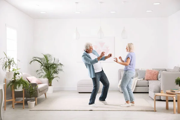 Gelukkig Volwassen Paar Dansen Samen Woonkamer — Stockfoto